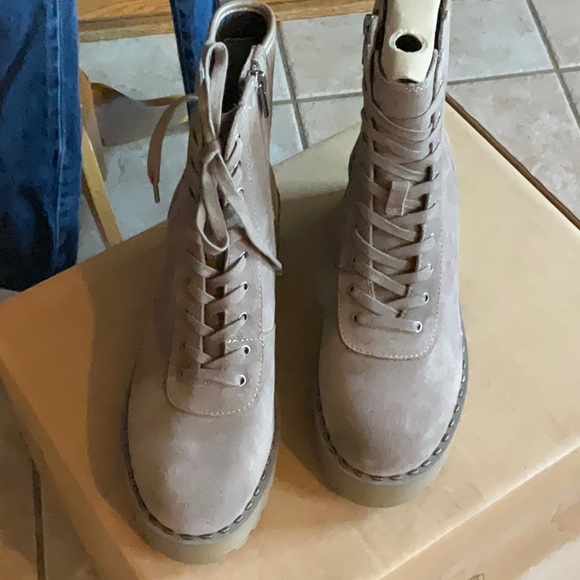 Vince Camuto Mabrela Tuscan Taupe Lace Up Combat Boot Size 9M, NWT/B - Picture 1 of 15
